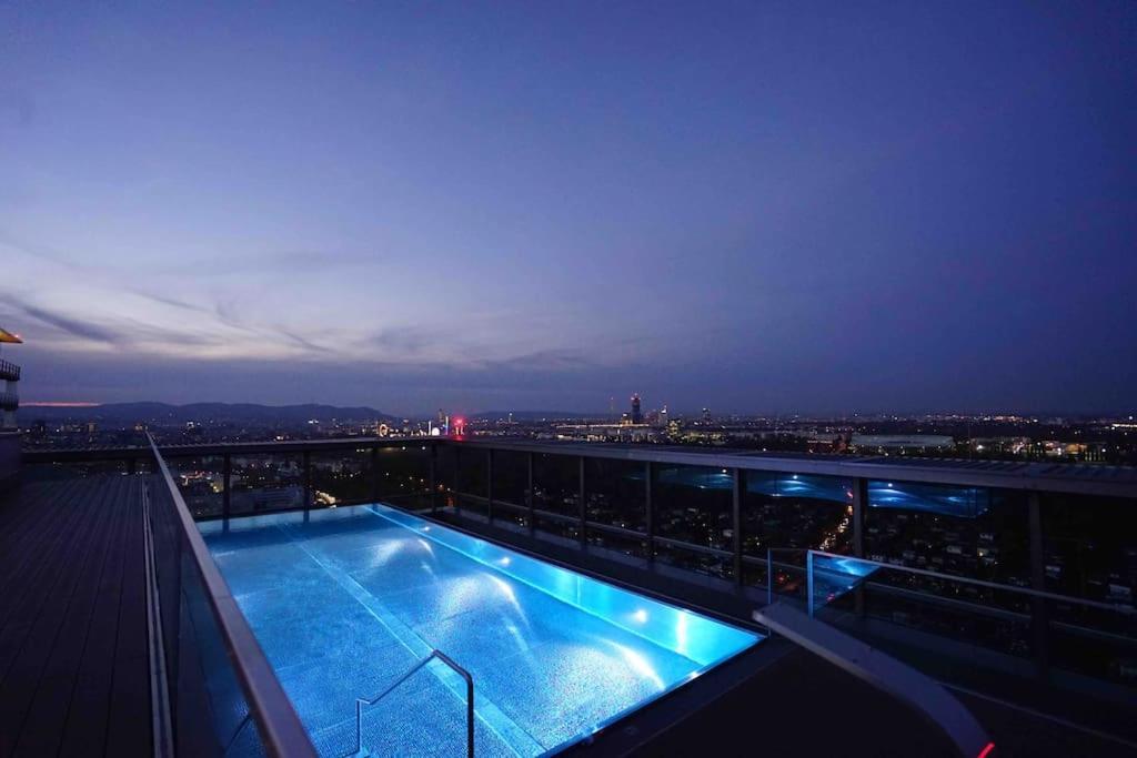 The High-Rise Condo With Pool Vienne Extérieur photo