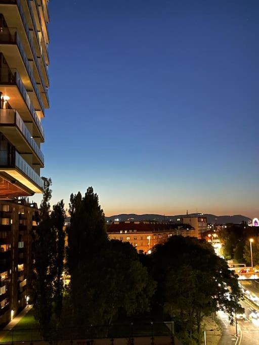The High-Rise Condo With Pool Vienne Extérieur photo