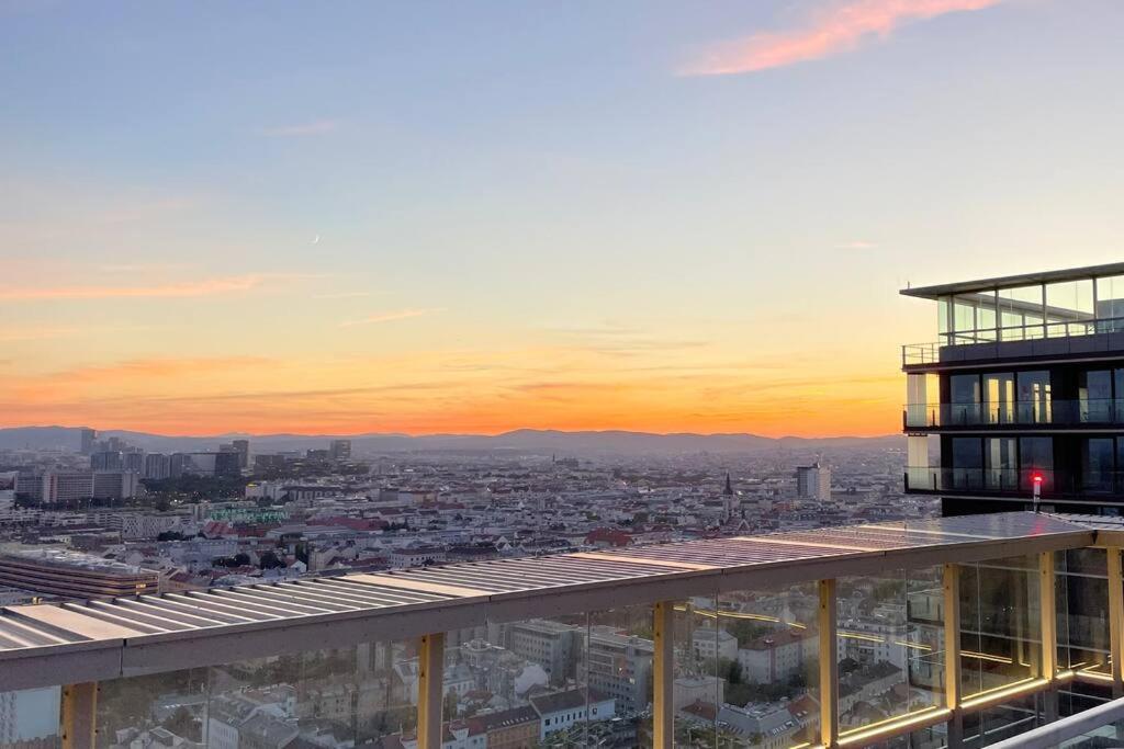 The High-Rise Condo With Pool Vienne Extérieur photo